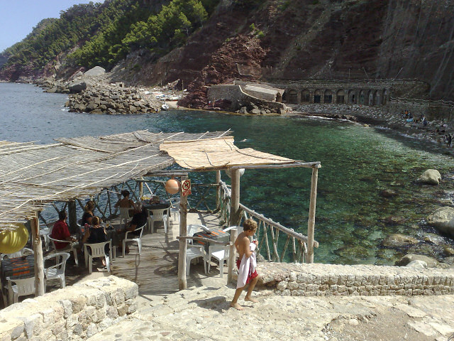 Arribant la Cala d'Estellencs.